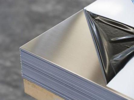 2205不銹鋼板的雙相微觀結(jié)構(gòu)有助于提高不銹鋼的抗應(yīng)力腐蝕龜裂能力。在一定的溫度、應(yīng)張力、氧氣及氯化物存在的情況下，奧氏體不銹鋼會(huì)發(fā)生氯化物應(yīng)力腐蝕